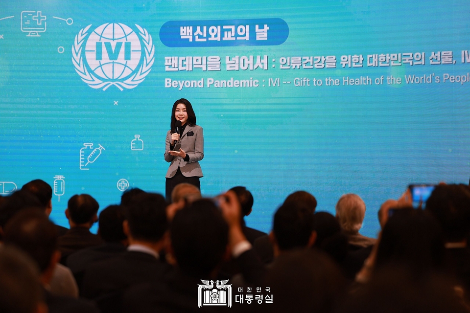 김건희 여사가 9일 서울 관악구 국제백신연구소에서 열린 백신외교의날 기념식에 참석해 격려사를 하고 있다. 