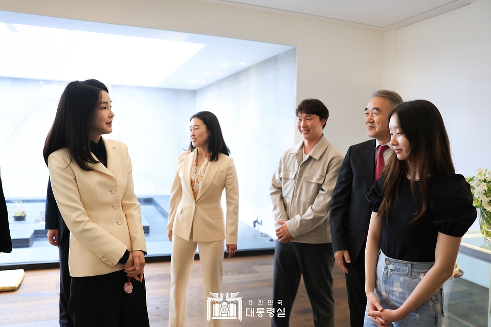 김건희 여사가 9일 열린 환경단체 대표 초청 오찬 간담회에서 참석자들과 대화하고 있다.