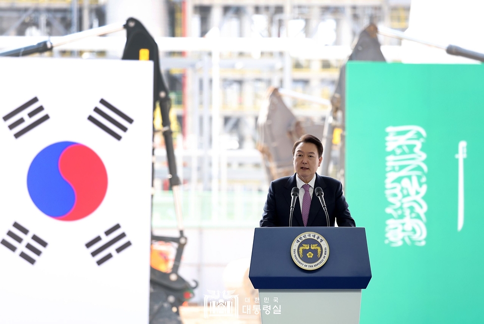 윤석열 대통령이 9일 울산시 울주군 온산국가산업단지에서 열린 ‘S-OIL 샤힌 프로젝트 기공식’에서 축사를 하고 있다.
