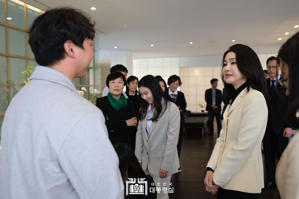 김건희 여사가 9일 열린 환경단체 대표 초청 오찬 간담회에서 참석자들과 인사하고 있다.