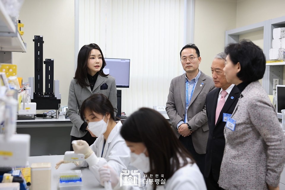 김건희 여사가 9일 서울 관악구 국제백신연구소를 방문해 관계자의 설명을 듣고 있다.