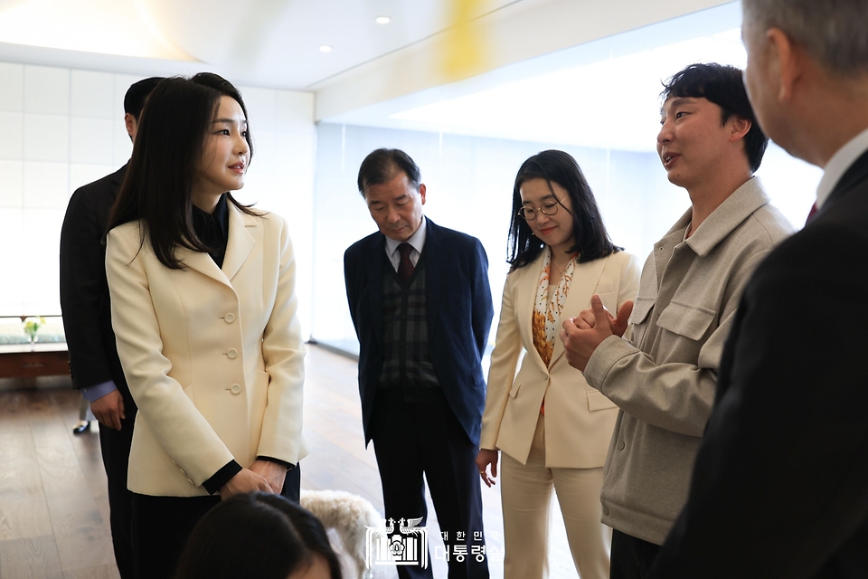김건희 여사가 9일 열린 환경단체 대표 초청 오찬 간담회에서 참석자들과 대화하고 있다.