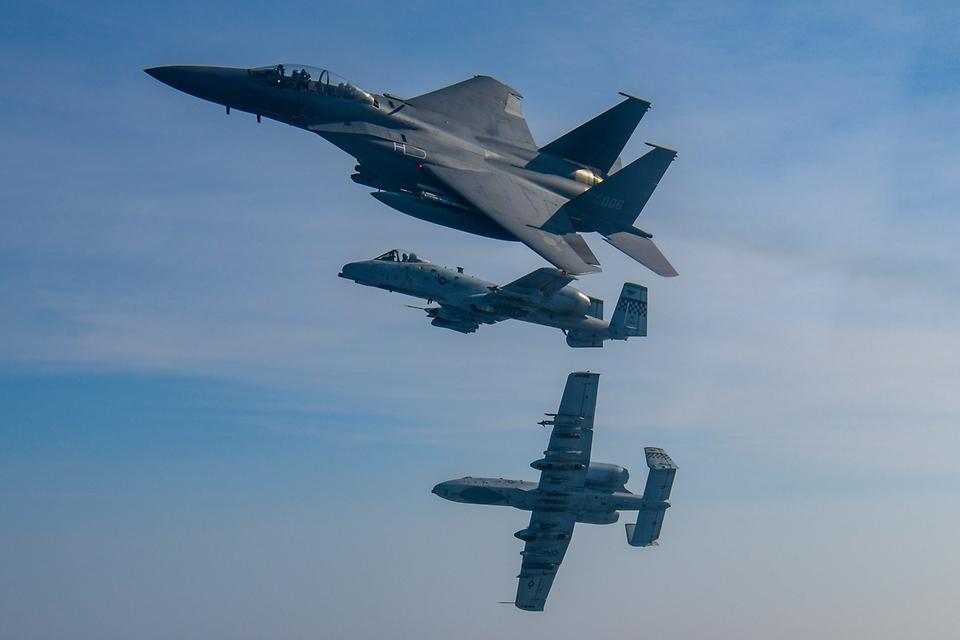 8일 경기 평택시 주한미공군 오산기지에서 한국 공군의 F-15K 전투기와 미국 공군의 A-10 공격기가 연합 편대비행을 실시하고 있다. (출처=국방부 페이스북)