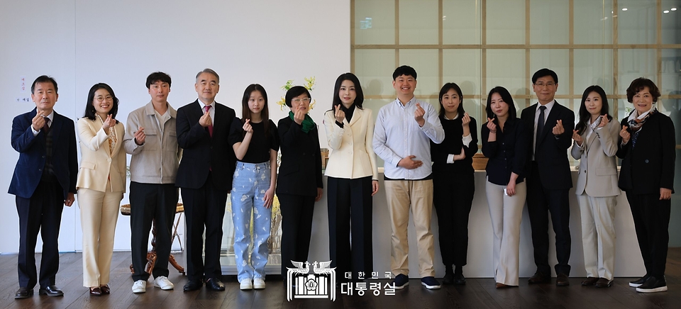 김건희 여사가 9일 열린 환경단체 대표 초청 오찬 간담회에서 참석자들과 기념촬영을 하고 있다.