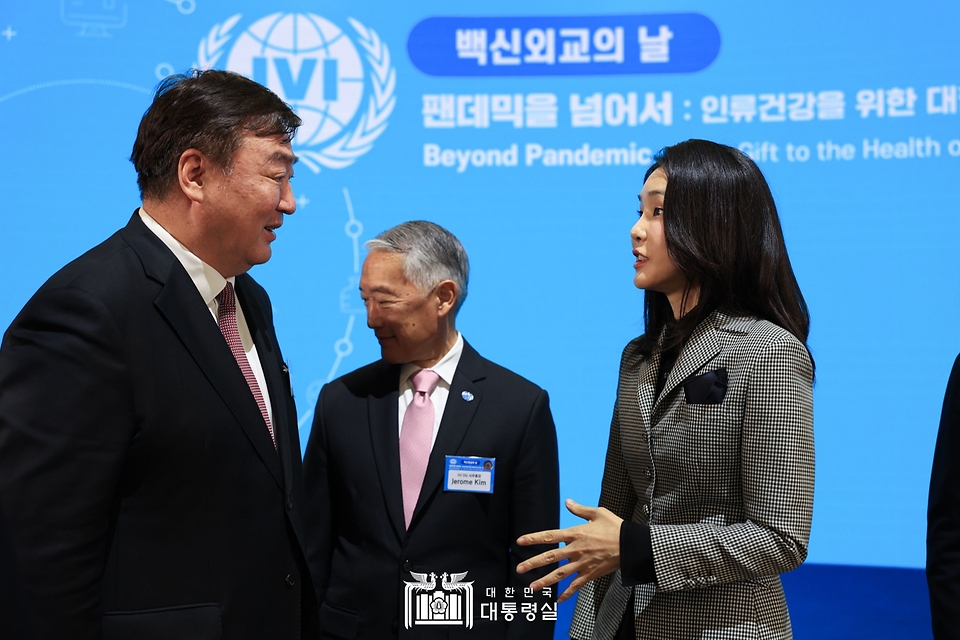 김건희 여사가 9일 서울 관악구 국제백신연구소에서 열린 백신외교의날 기념식에 참석해 싱하이밍 주한 중국대사와 대화하고 있다.