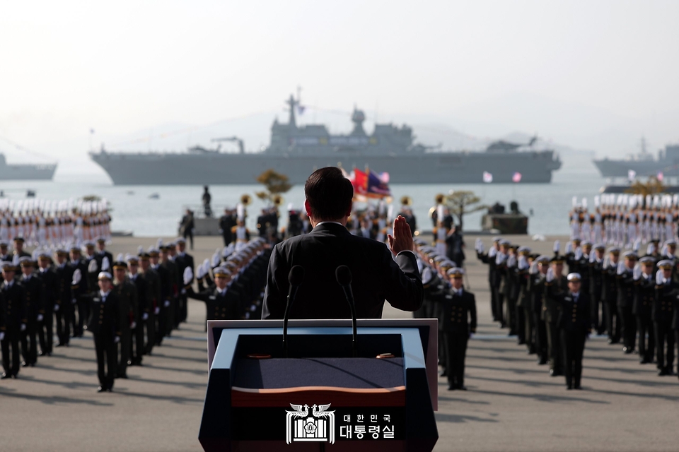 윤석열 대통령이 10일 경상남도 창원시 진해구 해군사관학교에서 열린 제77기 졸업 및 임관식에서 신임 장교들의 임관 선서를 받고 있다.