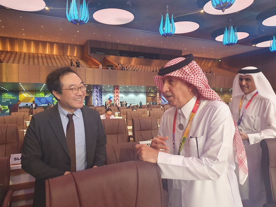 이도훈 외교부 제2차관이 8일(현지시간) 카타르 도하에서 개최된 ‘제5차 유엔 최저개발국 총회’에 참석해 관계자와 대화하고 있다.