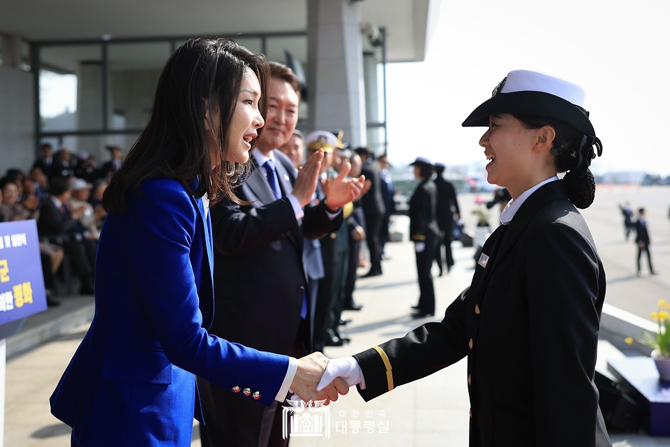 김건희 여사가 10일 경상남도 창원시 진해구 해군사관학교에서 열린 제77기 졸업 및 임관식에 참석해 임관 장교와 악수하며 격려하고 있다.