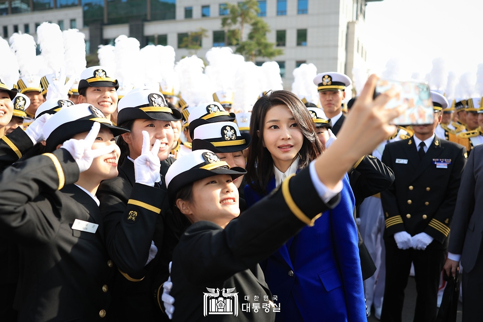 김건희 여사가 10일 경상남도 창원시 진해구 해군사관학교에서 열린 제77기 졸업 및 임관식을 마친 뒤 신임 장교들과 기념촬영을 하고 있다.