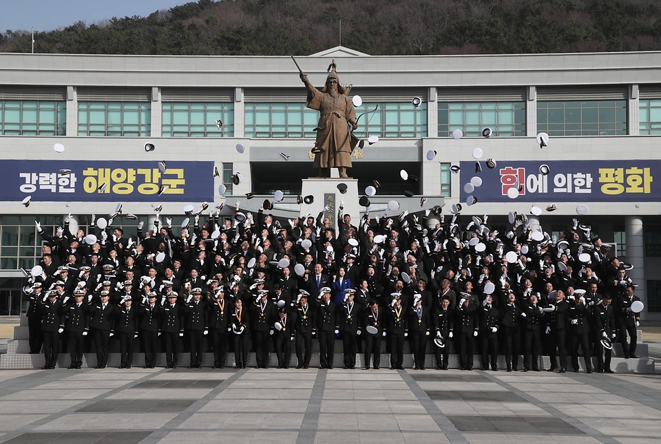 10일 경남 창원시 진해구 해군사관학교에서 열린 ‘해군사관학교 제77기 졸업 및 임관식’이 끝난 뒤 졸업생들이 모자를 던지는 세리머니를 하고 있다. (출처=국방부 페이스북)