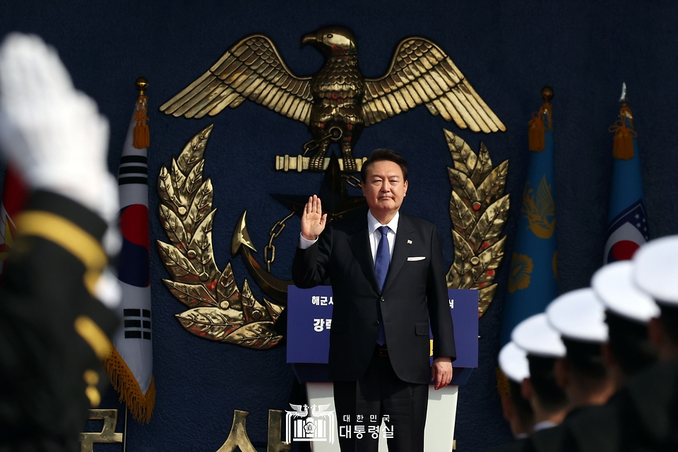 윤석열 대통령이 10일 경상남도 창원시 진해구 해군사관학교에서 열린 제77기 졸업 및 임관식에서 신임 장교들의 임관 선서를 받고 있다.