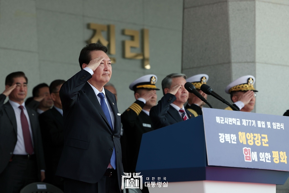 윤석열 대통령이 10일 경상남도 창원시 진해구 해군사관학교에서 열린 제77기 졸업 및 임관식에서 거수경례를 하고 있다.