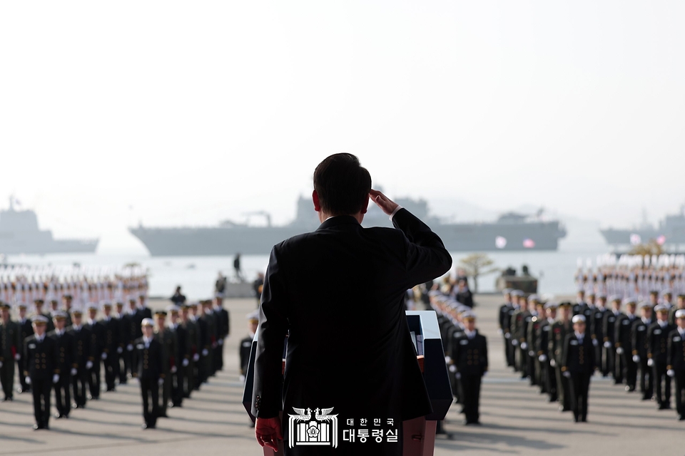 윤석열 대통령이 10일 경상남도 창원시 진해구 해군사관학교에서 열린 제77기 졸업 및 임관식에서 신임 장교들의 경례를 받고 있다.
