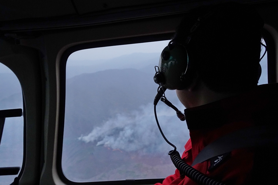 남성현 산림청장이 11일 공중지휘헬기에서 경남 하동군 화개면 산불상황을 파악하고 있다. 