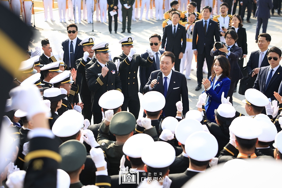 윤석열 대통령과 김건희 여사가 10일 경상남도 창원시 진해구 해군사관학교에서 열린 제77기 졸업 및 임관식에 참석해 신임 장교들을 격려하고 있다.