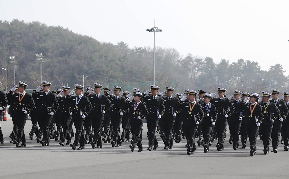 10일 경남 창원시 진해구 해군사관학교에서 열린 ‘해군사관학교 제77기 졸업 및 임관식’에서 신임 장교들이 분열하고 있다. (출처=국방부 페이스북)