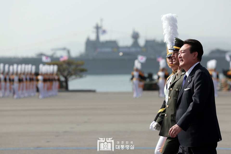 윤석열 대통령이 10일 경상남도 창원시 진해구 해군사관학교에서 열린 제77기 졸업 및 임관식에 입장하고 있다.