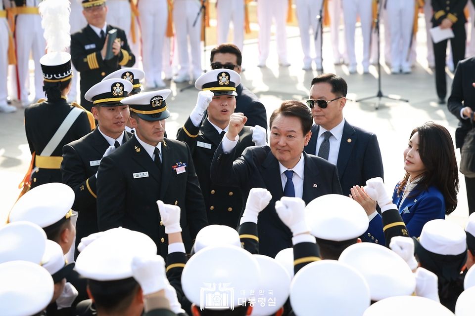 윤석열 대통령과 김건희 여사가 10일 경상남도 창원시 진해구 해군사관학교에서 열린 제77기 졸업 및 임관식에 참석해 신임 장교들을 격려하고 있다.