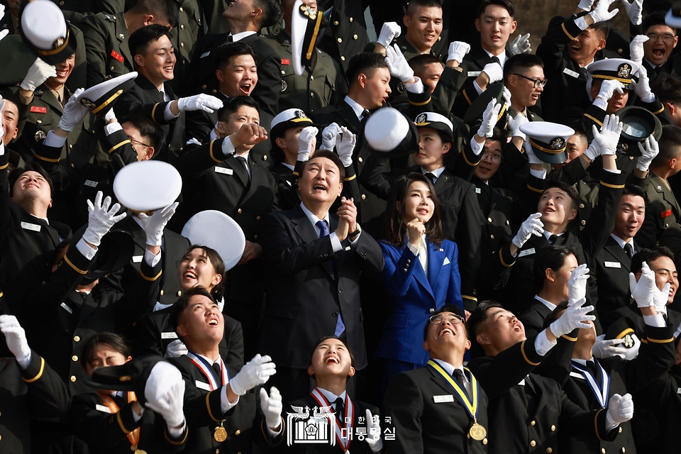 윤석열 대통령과 김건희 여사가 10일 경상남도 창원시 진해구 해군사관학교에서 열린 제77기 졸업 및 임관식이 끝난 뒤 모자를 던지는 졸업생들의 세리머니를 지켜보며 박수치고 있다.