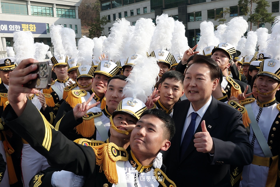 윤석열 대통령이 10일 경상남도 창원시 진해구 해군사관학교에서 열린 제77기 졸업 및 임관식을 마친 뒤 생도들과 기념촬영을 하고 있다.