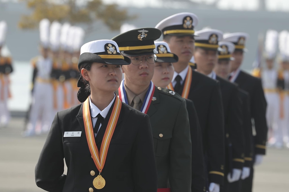 10일 경남 창원시 진해구 해군사관학교에서 ‘해군사관학교 제77기 졸업 및 임관식’이 진행되고 있다. (출처=국방부 페이스북)