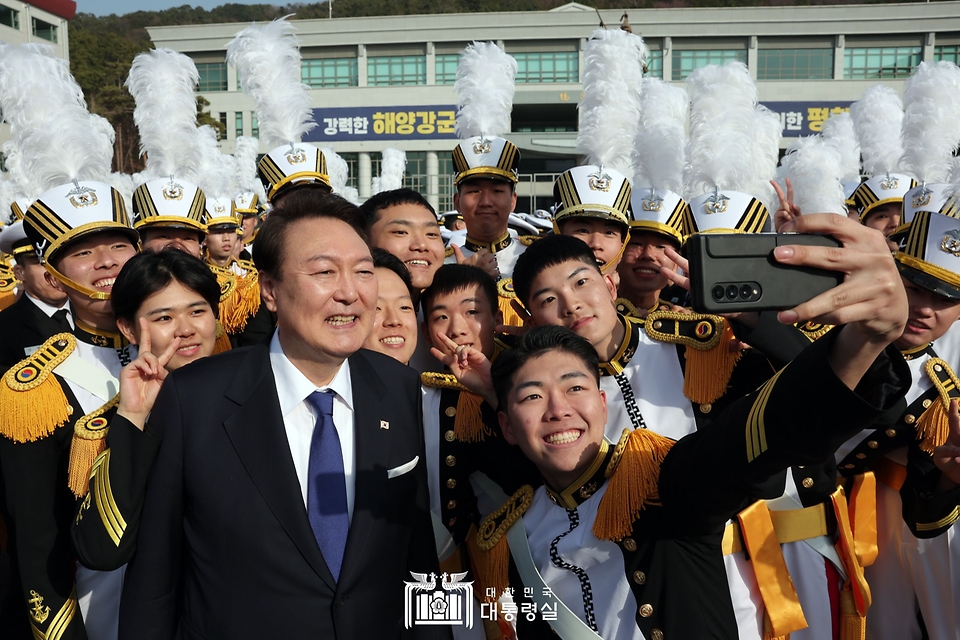 윤석열 대통령이 10일 경상남도 창원시 진해구 해군사관학교에서 열린 제77기 졸업 및 임관식을 마친 뒤 생도들과 기념촬영을 하고 있다.