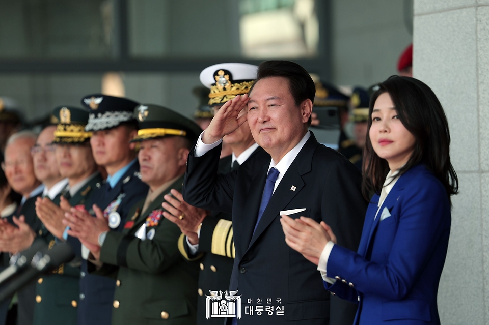 윤석열 대통령과 김건희 여사가 10일 경상남도 창원시 진해구 해군사관학교에서 열린 제77기 졸업 및 임관식에서 신임 장교들의 분열을 지켜보고 있다.