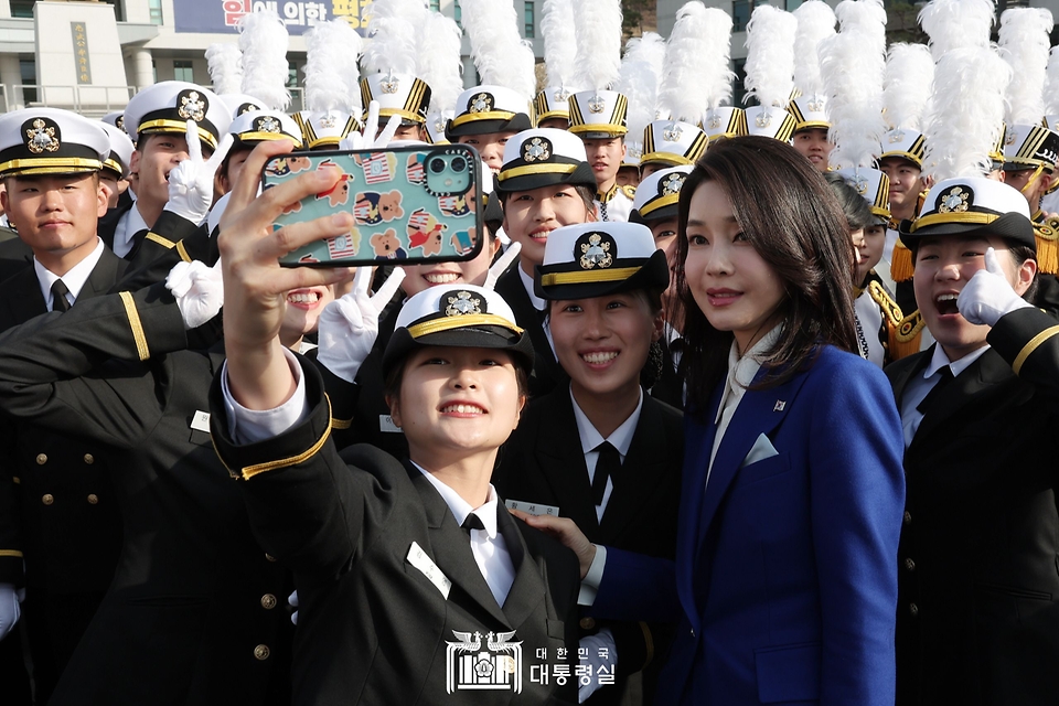 김건희 여사가 10일 경상남도 창원시 진해구 해군사관학교에서 열린 제77기 졸업 및 임관식을 마친 뒤 신임 장교들과 기념촬영을 하고 있다.