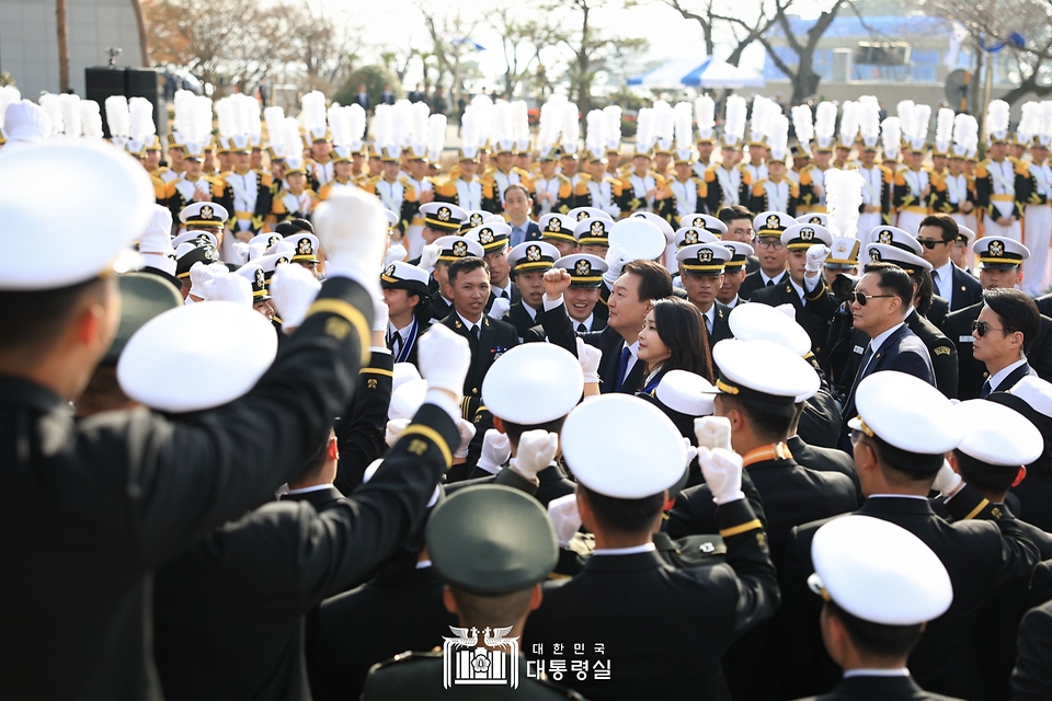 윤석열 대통령과 김건희 여사가 10일 경상남도 창원시 진해구 해군사관학교에서 열린 제77기 졸업 및 임관식에 참석하고 있다.