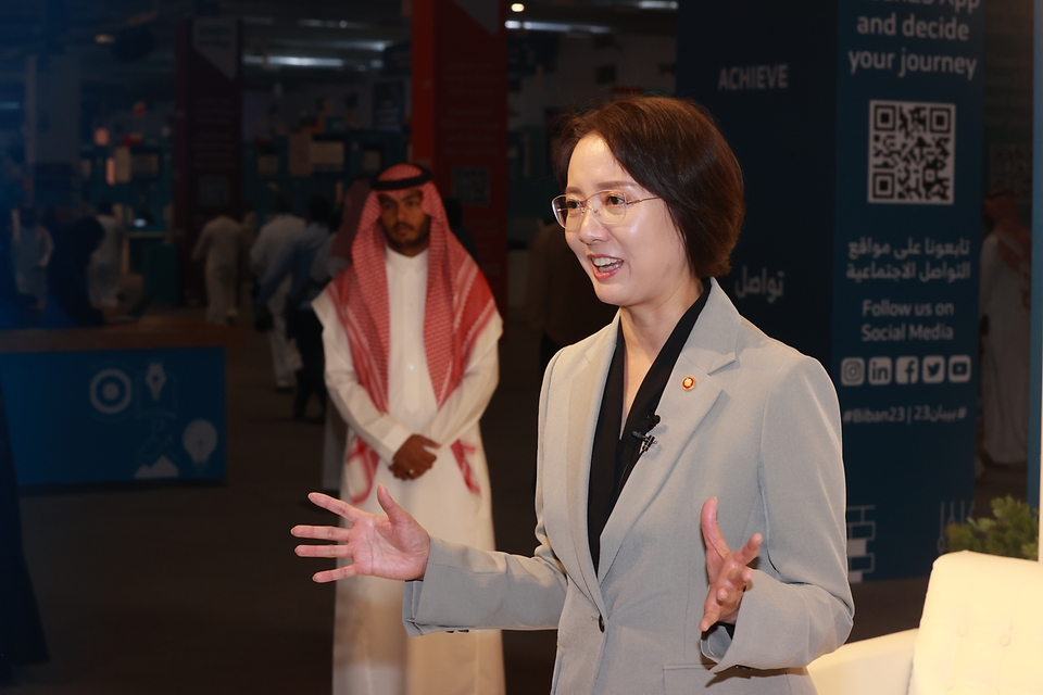 이영 중소벤처기업부 장관이 10일(현지시간) 사우디아라비아 리야드에서 열린 사우디 최대 글로벌 스타트업 행사 ‘Biban 2023’에 참석해 알 아라비안 현지매체와 인터뷰를 하고 있다.