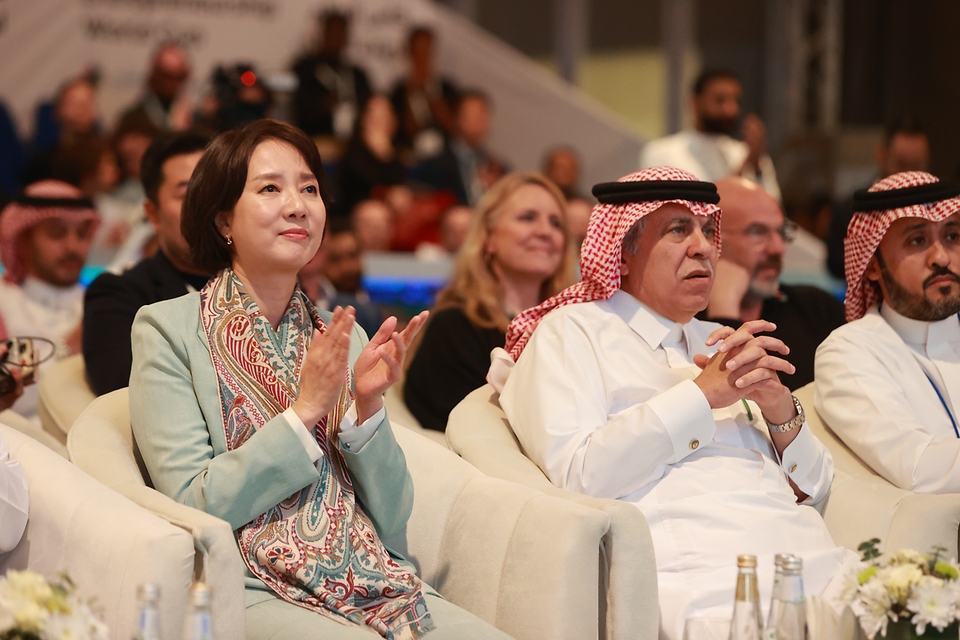 이영 중소벤처기업부 장관이 12일(현지시간) 사우디아라비아 리야드에서 열린 사우디아라비아 최대 글로벌 스타트업 행사 ‘Biban 2023’ 월드컵 개막식에 참석해 박수치고 있다.