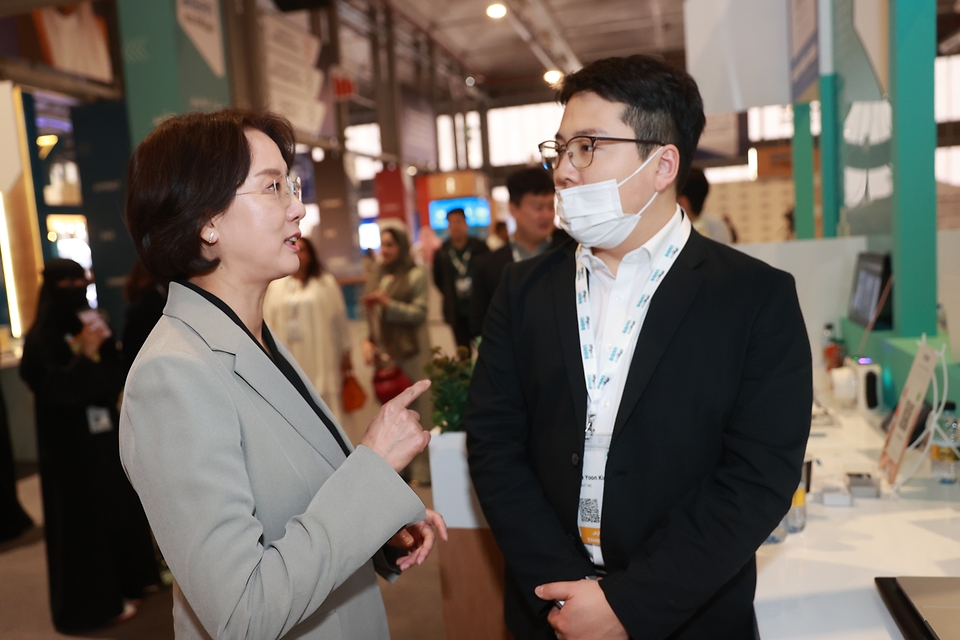 이영 중소벤처기업부 장관이 10일(현지시간) 사우디아라비아 리야드에서 열린 사우디 최대 글로벌 스타트업 행사 ‘Biban 2023’ 한국기업관을 방문해 관계자들을 격려하고 있다.