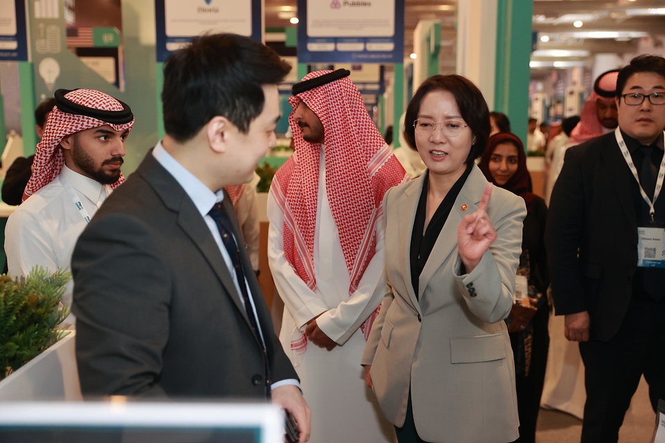 이영 중소벤처기업부 장관이 10일(현지시간) 사우디아라비아 리야드에서 열린 사우디 최대 글로벌 스타트업 행사 ‘Biban 2023’ 한국기업관을 방문해 관계자와 대화하고 있다.