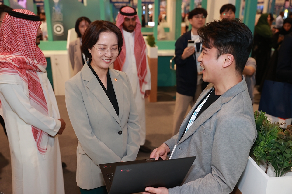 이영 중소벤처기업부 장관이 10일(현지시간) 사우디아라비아 리야드에서 열린 사우디 최대 글로벌 스타트업 행사 ‘Biban 2023’ 한국기업관을 방문해 관계자의 설명을 듣고 있다.