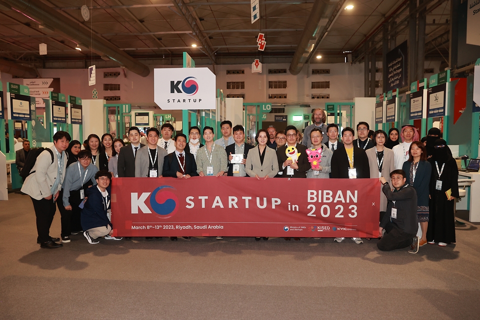 이영 중소벤처기업부 장관이 10일(현지시간) 사우디아라비아 리야드에서 열린 사우디 최대 글로벌 스타트업 행사 ‘Biban 2023’에 참석한 한국 기업들과 기념촬영을 하고 있다.