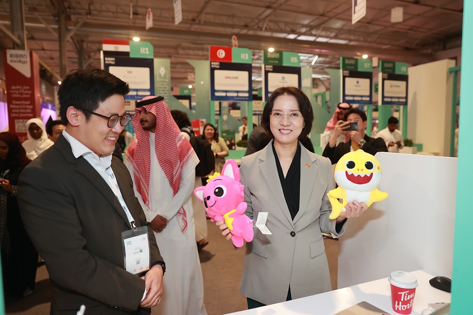 이영 중소벤처기업부 장관이 10일(현지시간) 사우디아라비아 리야드에서 열린 사우디 최대 글로벌 스타트업 행사‘Biban 2023’ 한국기업관을 방문해 관계자들을 격려하고 있다.