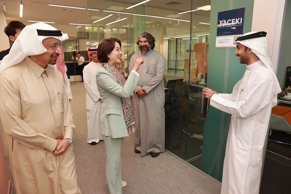 이영 중소벤처기업부 장관과 칼리드 알 팔레 사우디아라비아 투자부 장관이 12일(현지시간) 사우디아라비아 스타트업 보육기관인 Garage를 방문해 관계자와 대화하고 있다.