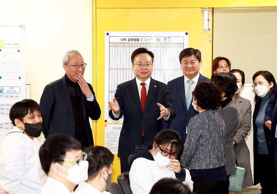 조규홍 보건복지부 장관이 14일 서울 강남구 강남세움센터의 직업훈련센터에서 관계자들과 대화하고 있다.