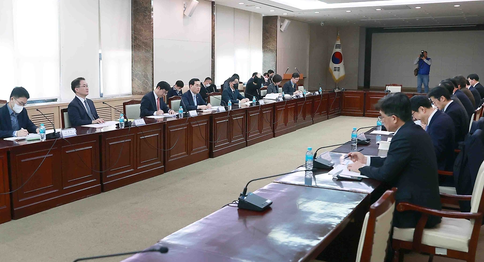 이창양 산업통상자원부 장관이 14일 서울 종로구 정부서울청사에서 ‘범부처 에너지 효율 혁신 협의회’를 주재하고 있다.