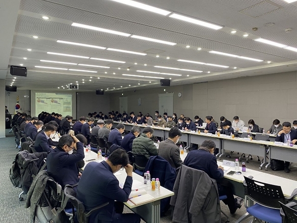 14일 세종시 정부세종청사에서 ‘가덕도신공항 추진계획 중간보고회’가 진행되고 있다.