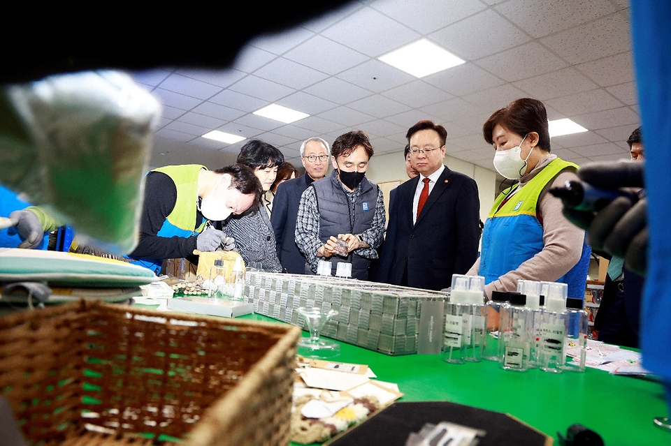 조규홍 보건복지부 장관이 14일 서울 강남구 강남세움센터의 작업장에서 관계자의 설명을 들으며 생산물품들을 살펴보고 있다.