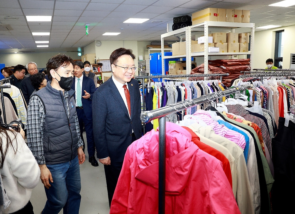 조규홍 보건복지부 장관이 14일 서울 강남구 강남세움센터의 굿윌스토어를 방문하고 있다.
