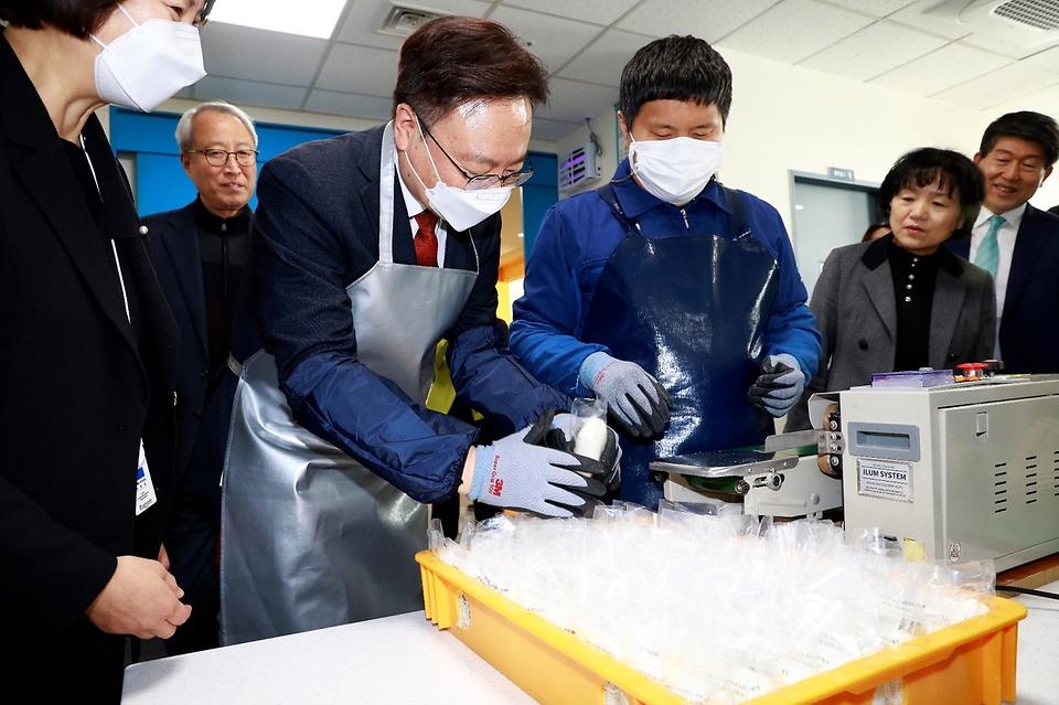 조규홍 보건복지부 장관이 14일 서울 강남구 강남세움센터의 작업장에서 비누 제조 과정을 체험하고 있다.