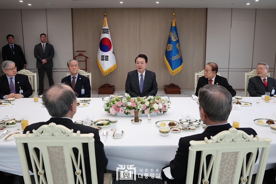 윤석열 대통령이 15일 서울 용산구 대통령실 청사에서 열린 ‘한일관계 원로 오찬간담회’에서 참석자들과 대화하고 있다.