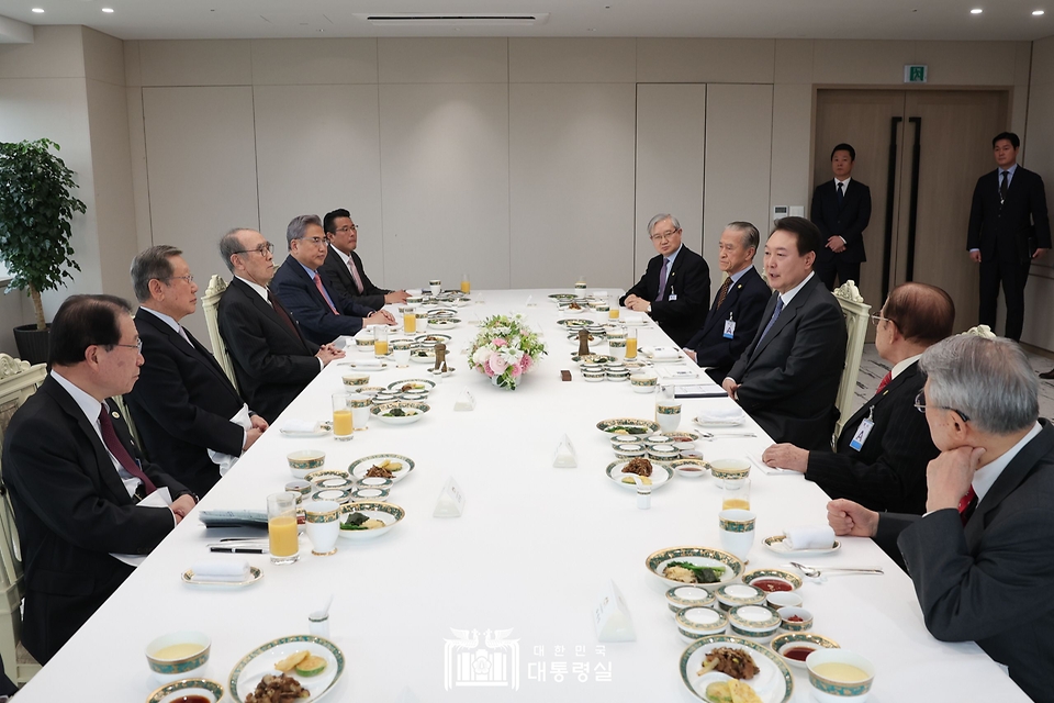 윤석열 대통령이 15일 서울 용산구 대통령실 청사에서 한일관계 원로들과 오찬간담회를 하고 있다.