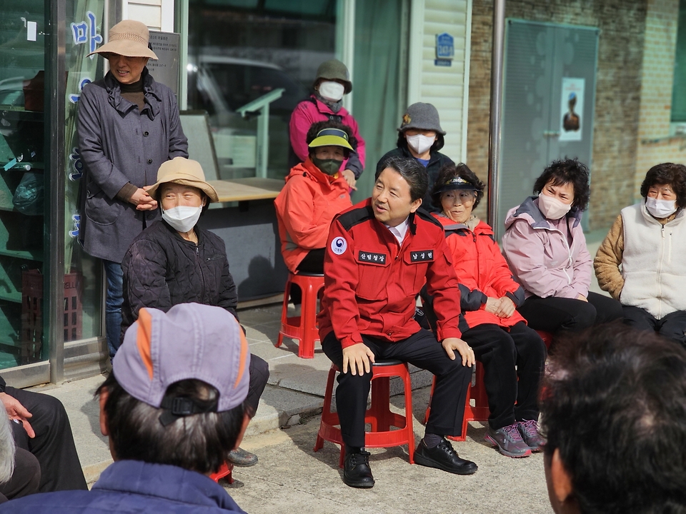 남성현 산림청장이 16일 강원도 춘천시 동내면 고은2리 마을회관을 찾아 주민들에게 산불 예방을 위해 영농 부산물과 쓰레기 등을 소각하는 행위에 대한 위험성을 설명하고 있다.