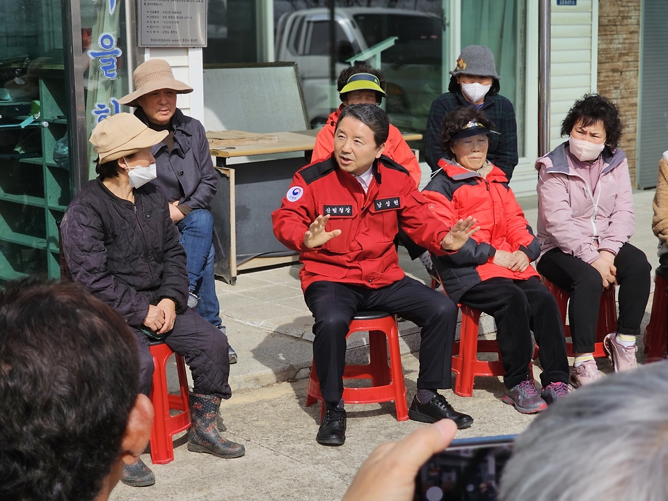 남성현 산림청장이 16일 강원도 춘천시 동내면 고은2리 마을회관을 찾아 주민들에게 산불 예방을 위해 영농 부산물과 쓰레기 등을 소각하는 행위에 대한 위험성을 설명하고 있다.