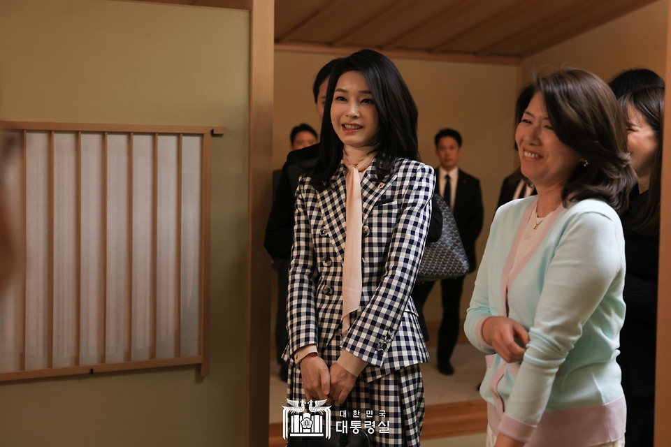 김건희 여사가 16일 일본 도쿄 총리 공저에서 기시다 유코 여사와 공저 내부를 둘러보고 있다. 