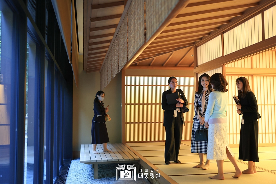 김건희 여사가 16일 일본 도쿄 총리 공저에서 기시다 유코 여사와 공저 내부를 둘러보고 있다. 