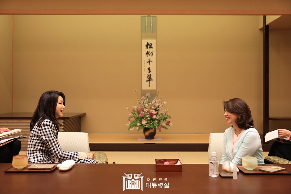 김건희 여사가 16일 일본 도쿄 총리 공저에서 기시다 유코 여사와 대화하고 있다.